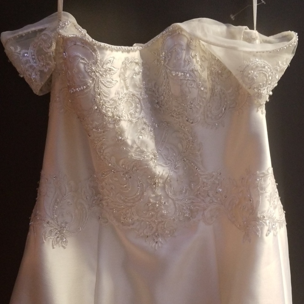 Jewel by David's Bridal A line wedding dress - Picture 5 of 8